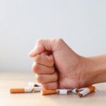Personne refusant une cigarette avec assurance pendant un sevrage par hypnose
