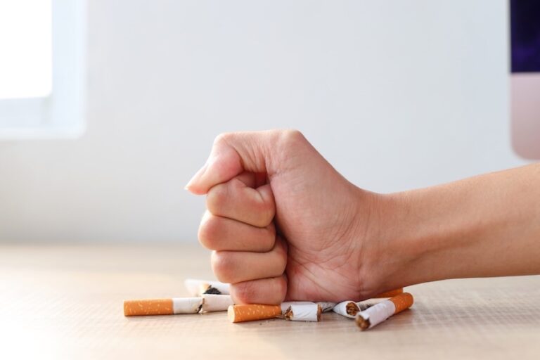 Personne refusant une cigarette avec assurance pendant un sevrage par hypnose