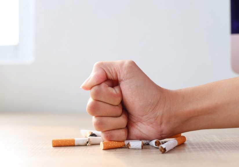 Personne refusant une cigarette avec assurance pendant un sevrage par hypnose