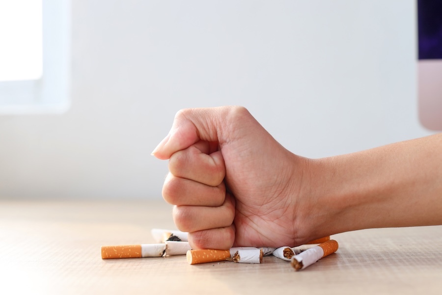 Personne refusant une cigarette avec assurance pendant un sevrage par hypnose